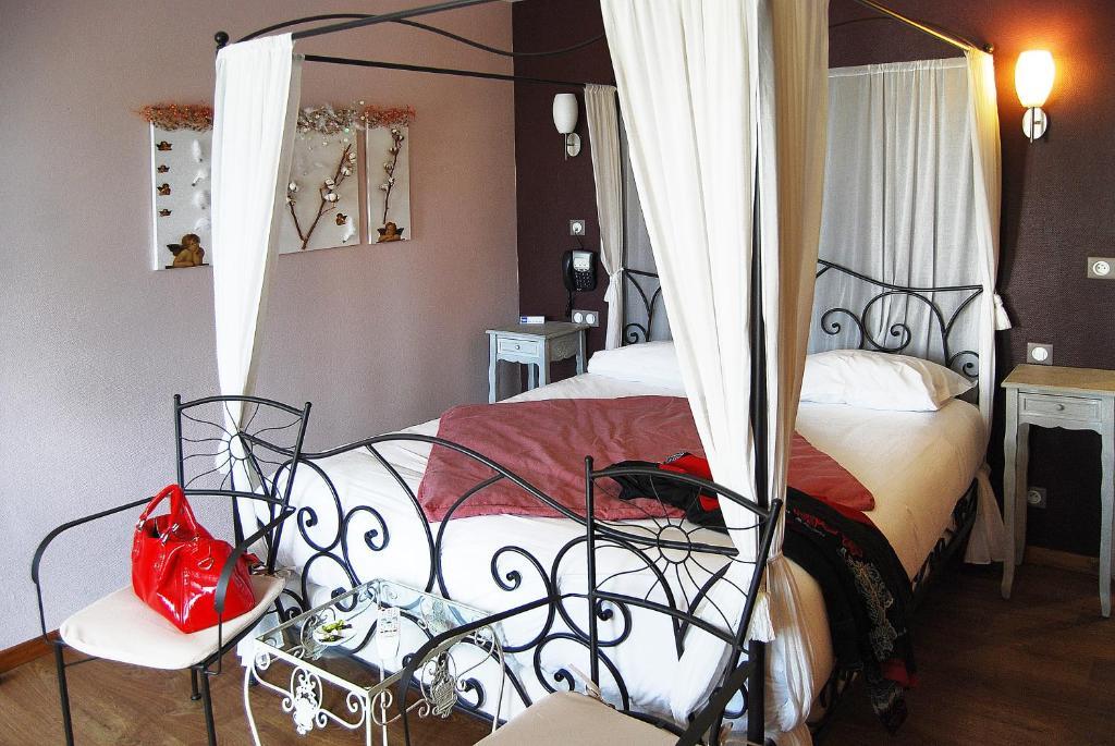 La Bonne Auberge Nouzerines Room photo